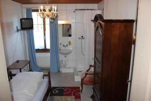 Single Room with Shared Toilet