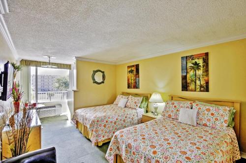 Daytona Beach Studio w/ Private Lanai 1 Mi to Pier - Daytona Beach Shores, FL