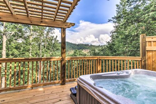 Private Sevierville Cabin with Mountain Views and Loft in Sevierville, USA