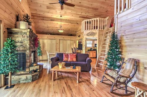 Private Sevierville Cabin with Mountain Views and Loft in Sevierville, USA