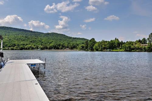 Lakefront Family Home with Fire Pit, 13 Mi to Stowe! in Lake Elmore, USA