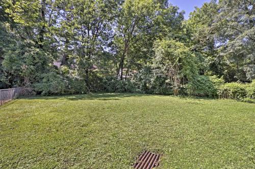 Half-Mi to Pool and Golf Atlanta Home with Veranda! in Cascade Road