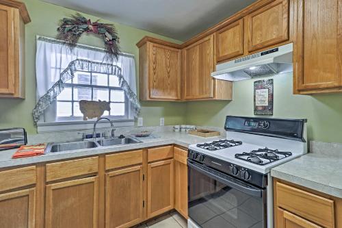 Half-Mi to Pool and Golf Atlanta Home with Veranda! in Cascade Road