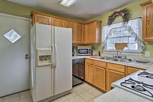 Half-Mi to Pool and Golf Atlanta Home with Veranda! in Cascade Road