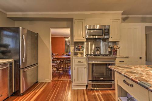 Cozy Litchfield House with Fenced-In Yard and Fire Pit in Litchfield, USA