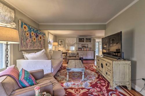 Cozy Litchfield House with Fenced-In Yard and Fire Pit in Litchfield, USA