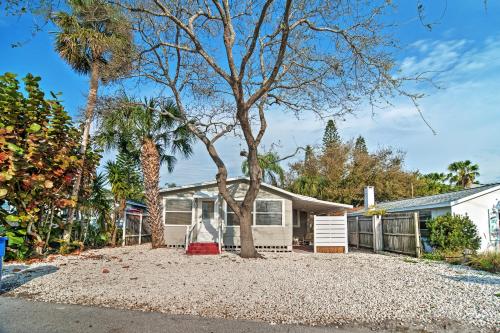 Treasure Island Cottage Near Boardwalk and Beach! - image 6