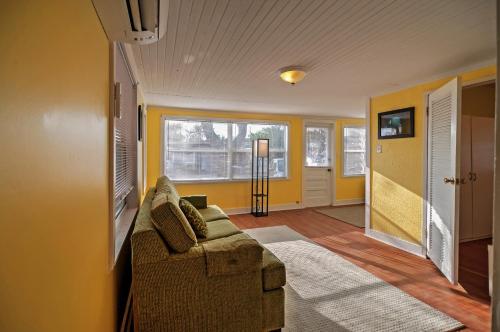 Treasure Island Cottage, Near Boardwalk and Beach!