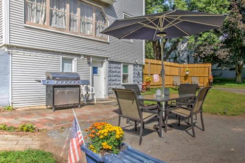Cozy Agawam Studio with Yard 2 Miles to Six Flags! in Agawam, USA