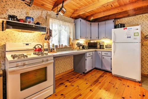 Quaint North Conway House with Spacious Deck - image 8