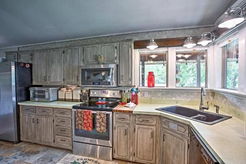 Luxury Lake Resort with Privacy and Outdoor Entertainment - image 9