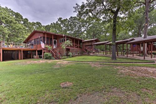 1-Acre Rustic Lake Resort with Outdoor Entertainment - Malakoff