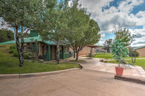 Spacious Alto House on 8 Private Acres with Hot Tub! - image 2