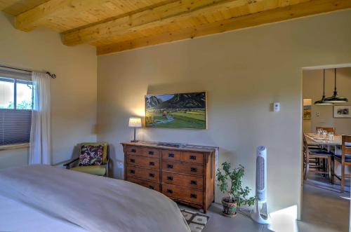 Hidden Santa Fe Gem - Nestled in Tesuque Hills! - image 5