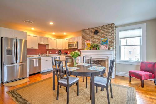Bright Apartment - half Mi to Greenport Harbor! in Greenport, USA