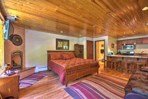 . Cozy Streamside Studio 1 Mi From Taos Ski Resort!