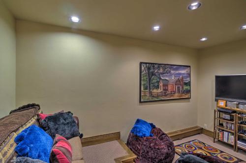 Luxe Greystone Escape with Hot Tub - Walk to Slopes! - image 5