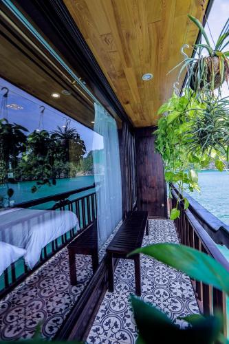 Balcony/terrace, Cozy Boutique Cruise in Lan Ha Bay