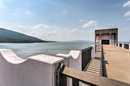 'Sardis Serenity' 1 BR Clayton Cabin w/ Lake View in Haileyville