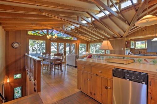 Hillside Home with Deck and Views of Tomales Bay! in Inverness (CA)
