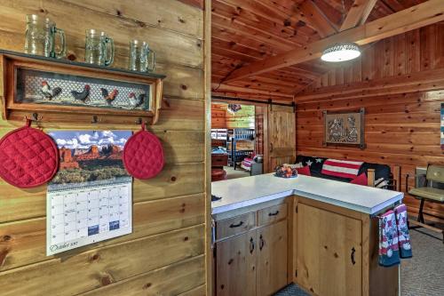 Cozy Pinetop Cabin with Patio in Woodland Lake Park! - image 8