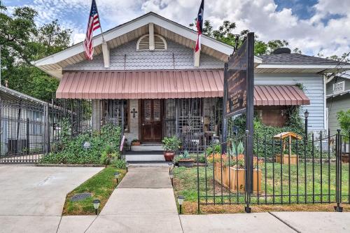 Romantic Villa with Courtyard, 2 Blocks to Riverwalk San Antonio