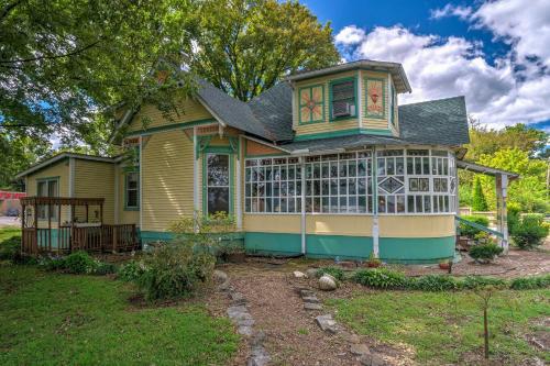 Russellville House with Garden - Walk to Main Street - Russellville