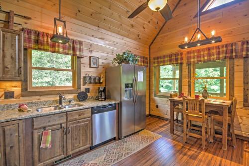 Scenic Fox Ridge Cabin on 4 Acres with Hot Tub!