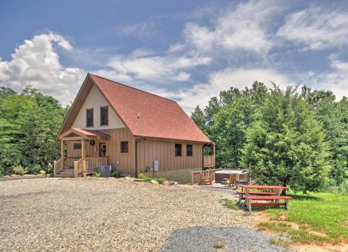 Scenic Fox Ridge Cabin on 4 Acres with Hot Tub!