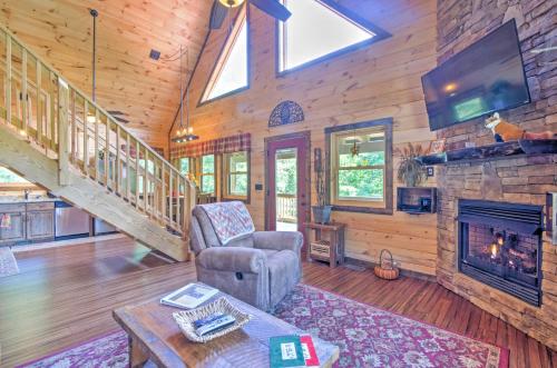 Scenic Fox Ridge Cabin on 4 Acres with Hot Tub!