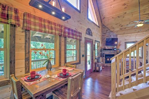 Scenic Fox Ridge Cabin on 4 Acres with Hot Tub!