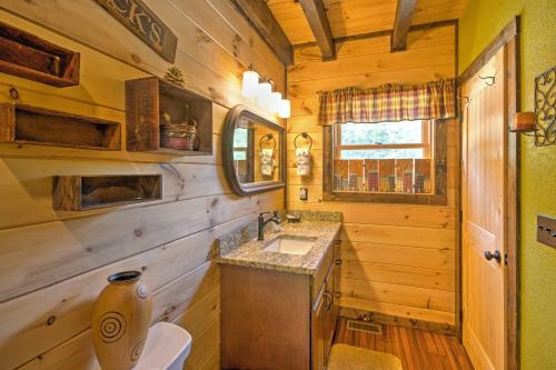 Scenic Fox Ridge Cabin on 4 Acres with Hot Tub!