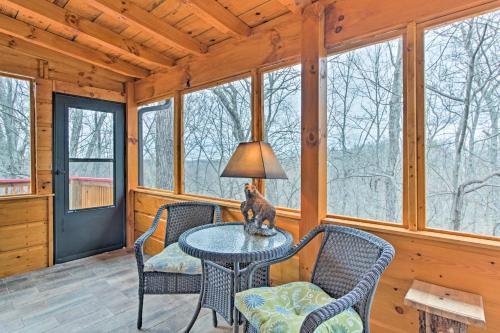 Custom Sevierville Log Cabin w/Spa - on 10 Acres! in Sevierville, USA
