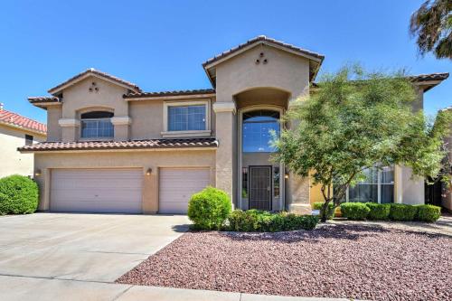 Spacious Litchfield Park Home with Yard, Heated Pool in ลิตช์ฟิลด์พาร์ค