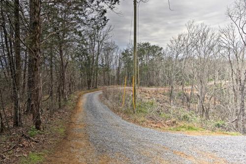 Custom Sevierville Log Cabin w/Spa - on 10 Acres! in Sevierville, USA