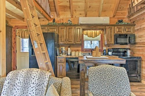Custom Sevierville Log Cabin w/Spa - on 10 Acres! in Sevierville, USA