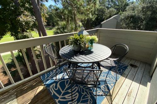 Villa with Golf Course Views, Walk to Harbour Town!