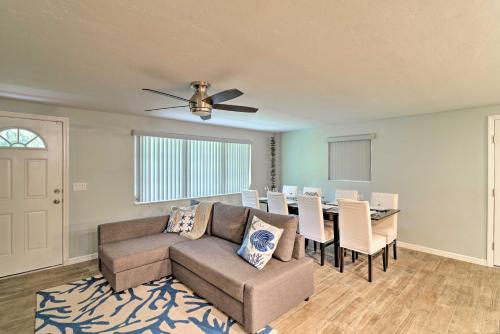 Updated Rustic Yankeetown Home with Lanai Canal Dock - image 4