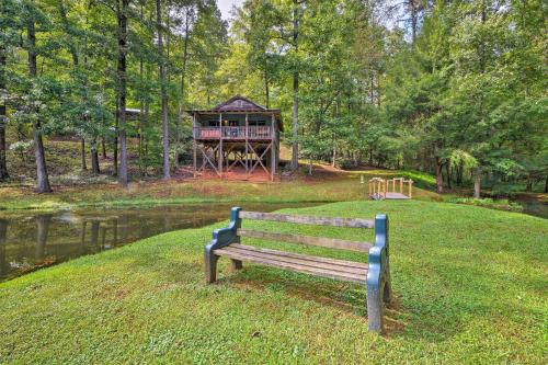 Secluded Family Retreat in Dahlonega with Hot Tub!