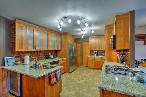 Cabin on Rainbow Lake Views, Hot Tub and Dock, Pinetop-Lakeside (zdjęcie 8)