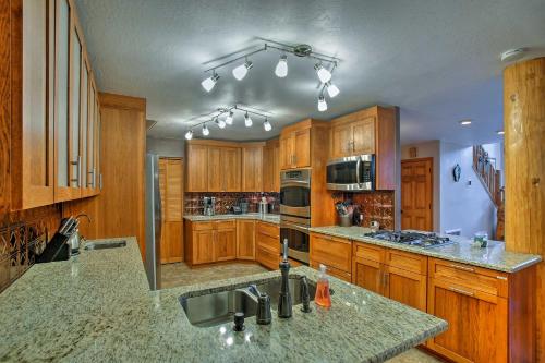 Cabin on Rainbow Lake Views, Hot Tub and Dock, Pinetop-Lakeside (zdjęcie 7)