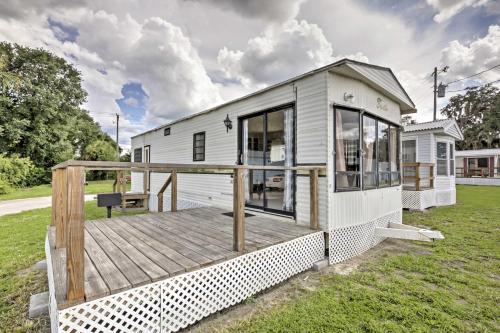 Airy Silver Springs Resort Cabin - Steps to Lake!