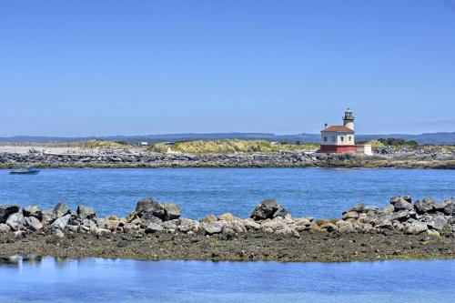 B&B Bandon - Bandon Home with Patio, Steps to South Jetty Park - Bed and Breakfast Bandon