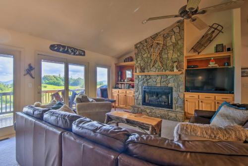 High Gravity Banner Elk Custom Chalet with Views! in Banner Elk, USA