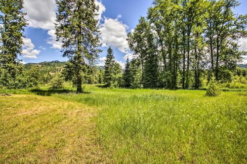 Private 2-Acre Retreat with MTN Views Walk to River - image 3