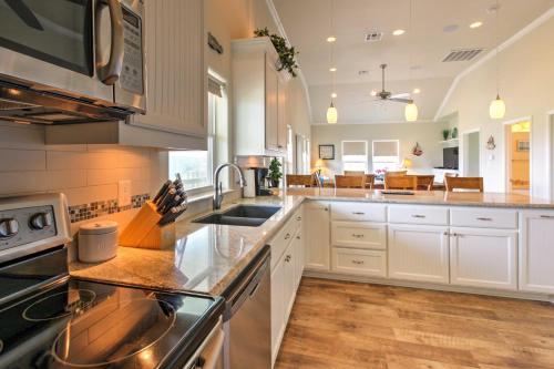 Port Bolivar Getaway with Ocean View Walk to Beach! in Port Bolivar, USA