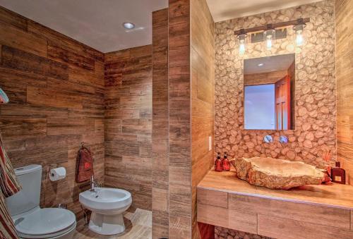 Luxe Boulder Barrett House on Mtn Peak with Hot Tub - image 6