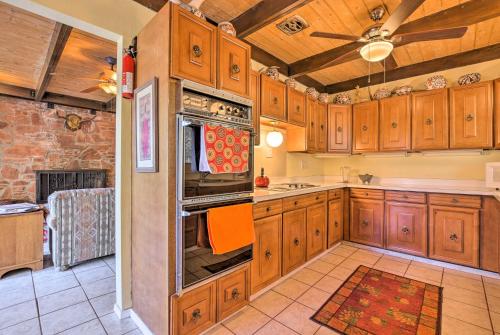 Jemez Springs Cabin with Mtn Views Steps to River! in ลอสอาลามอส (NM)