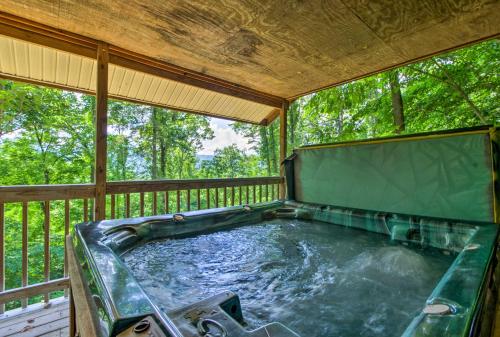 Bear Den Cabin with Hot Tub 4Mi to Nantahala River - main image