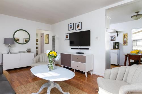 Stylish Ventura Home with Mtn Views 1 Mi to Beach! - image 3